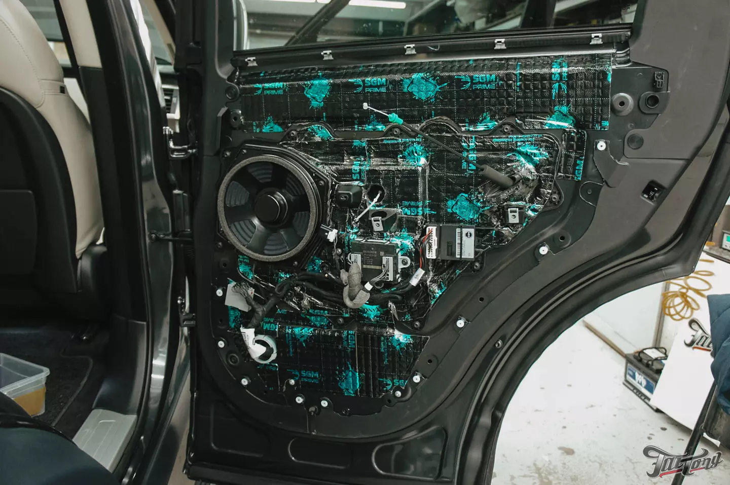 Новый образ Range Rover Sport: оклейка в матовый полиуретан, шумоизоляция дверей, выдвижные пороги. Сравним матовый и глянцевый автомобили!
